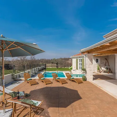 Villa Terra Magica Heated Pool Sauna And Jacuzzi Rapavel