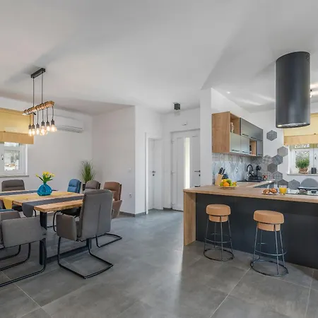 Villa Terra Magica Heated Pool Sauna And Jacuzzi *