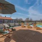 Vila Terra Magica Heated Pool Sauna And Jacuzzi Rapavel