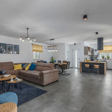 Terra Magica Heated Pool Sauna And Jacuzzi * Rapavel