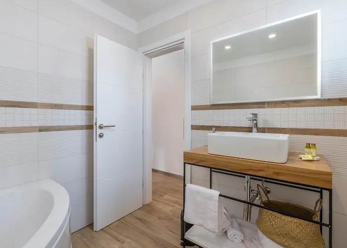 Terra Magica Heated Pool Sauna And Jacuzzi * Rapavel