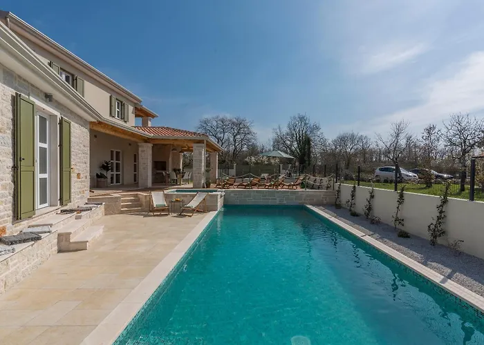 Terra Magica Heated Pool Sauna And Jacuzzi Vila Rapavel