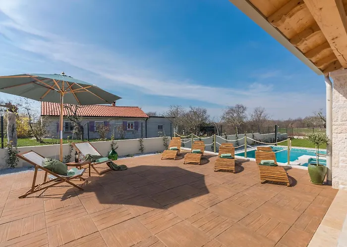 Vila Terra Magica Heated Pool Sauna And Jacuzzi Rapavel